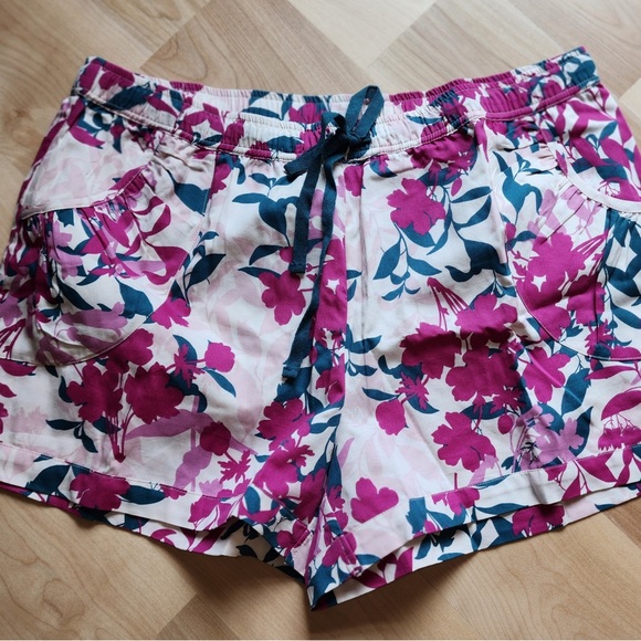 Short set, fuschia flowers with teal colored leaves, teal colored top. - Picture 2 of 2